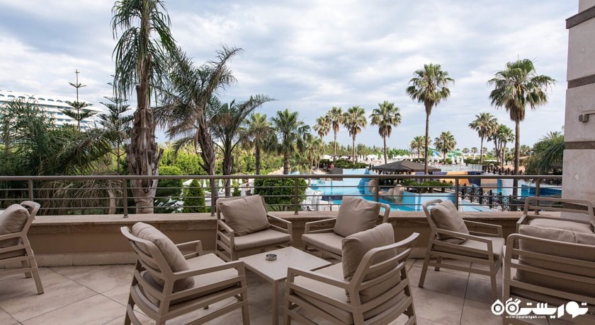  نشیمن تراس با چشم انداز استخر